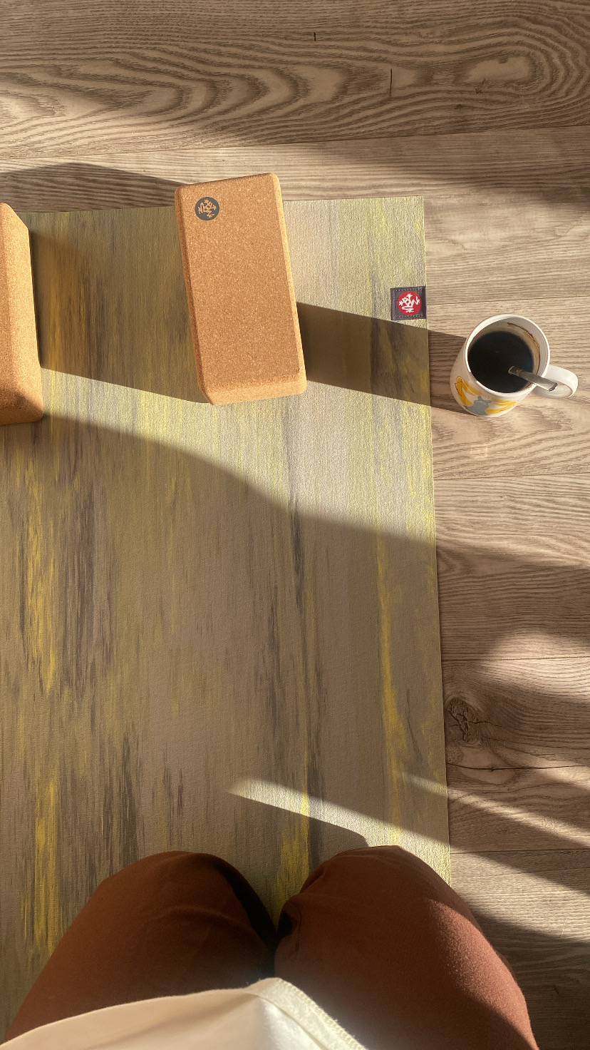 Tapis, briques en liège et café au soleil