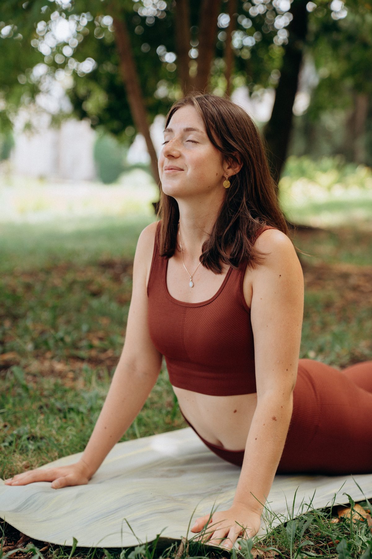 Morgane sur son tapis dans l'herbe
